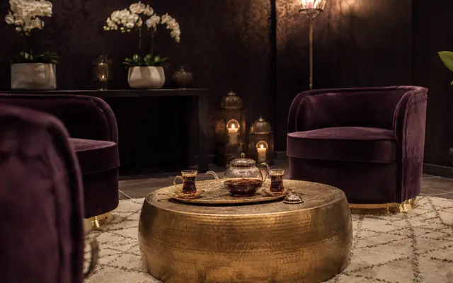 Kadife koltuklu, çay masalı bekleme salonu — Şirintepe, Masaj Salonun