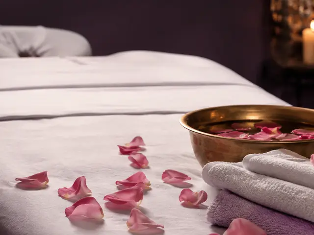 Havlu, gül yaprakları ve pirinç kâse — Şirintepe, Masaj Salonun